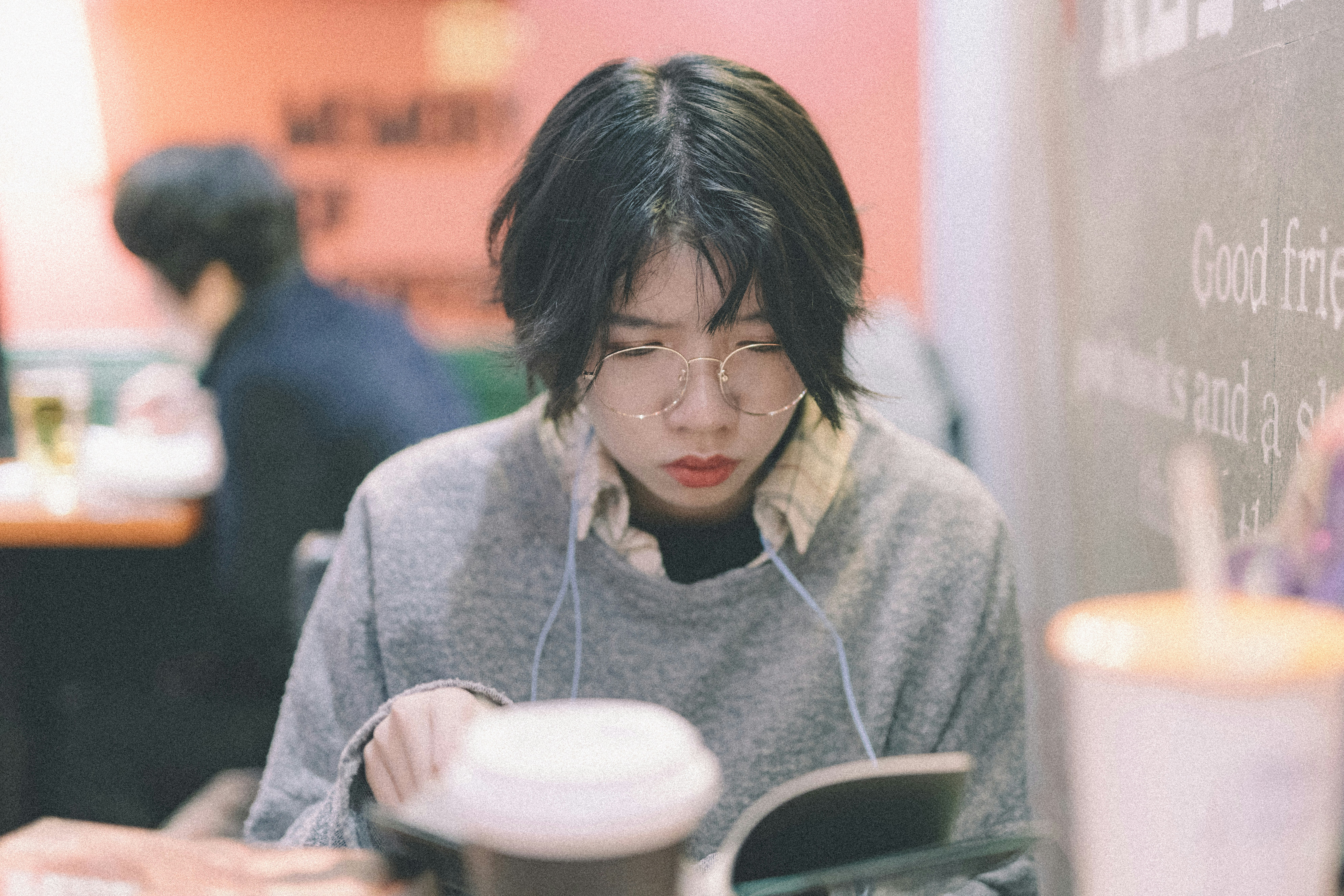 스마트폰 앱을 사용하여 가정용 홈캠을 직접 설치하는 모습