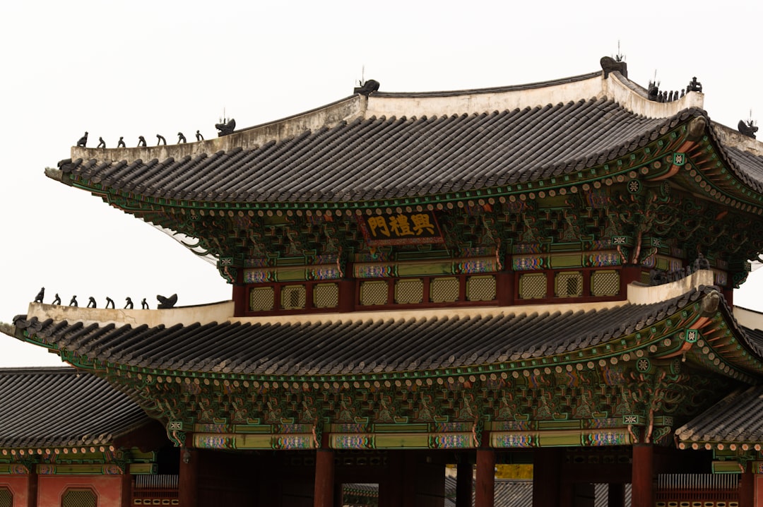 대한민국 AI 기본법 시행을 상징하는 이미지. 워터마크 아이콘과 안전을 나타내는 방패가 있는 공식 문서.