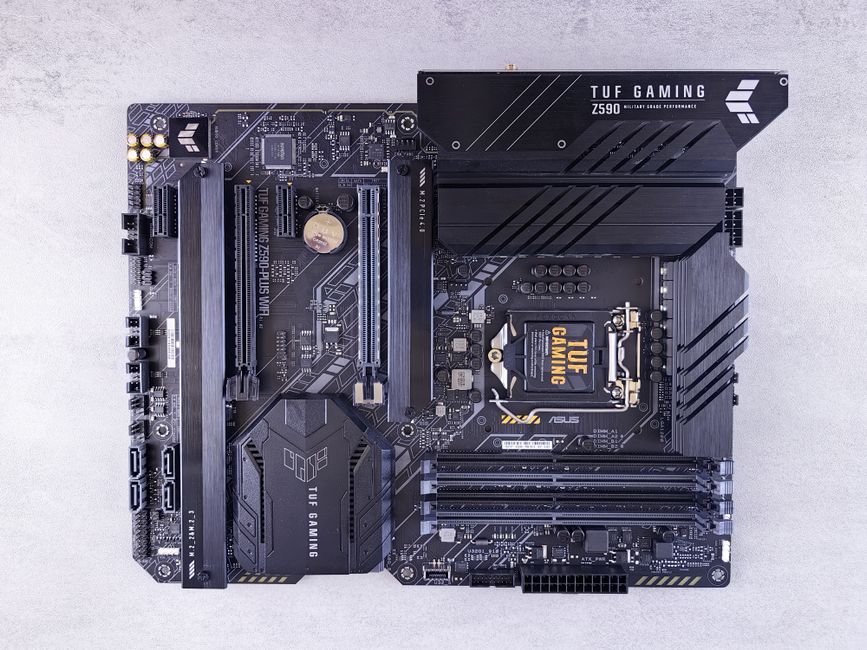 ATX 3.1 파워 서플라이와 그래픽카드가 연결된 컴퓨터 내부