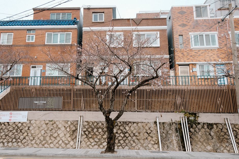 다양한 형태의 내비게이션 장치들: 매립형, 거치형, 스마트폰 앱, 태블릿