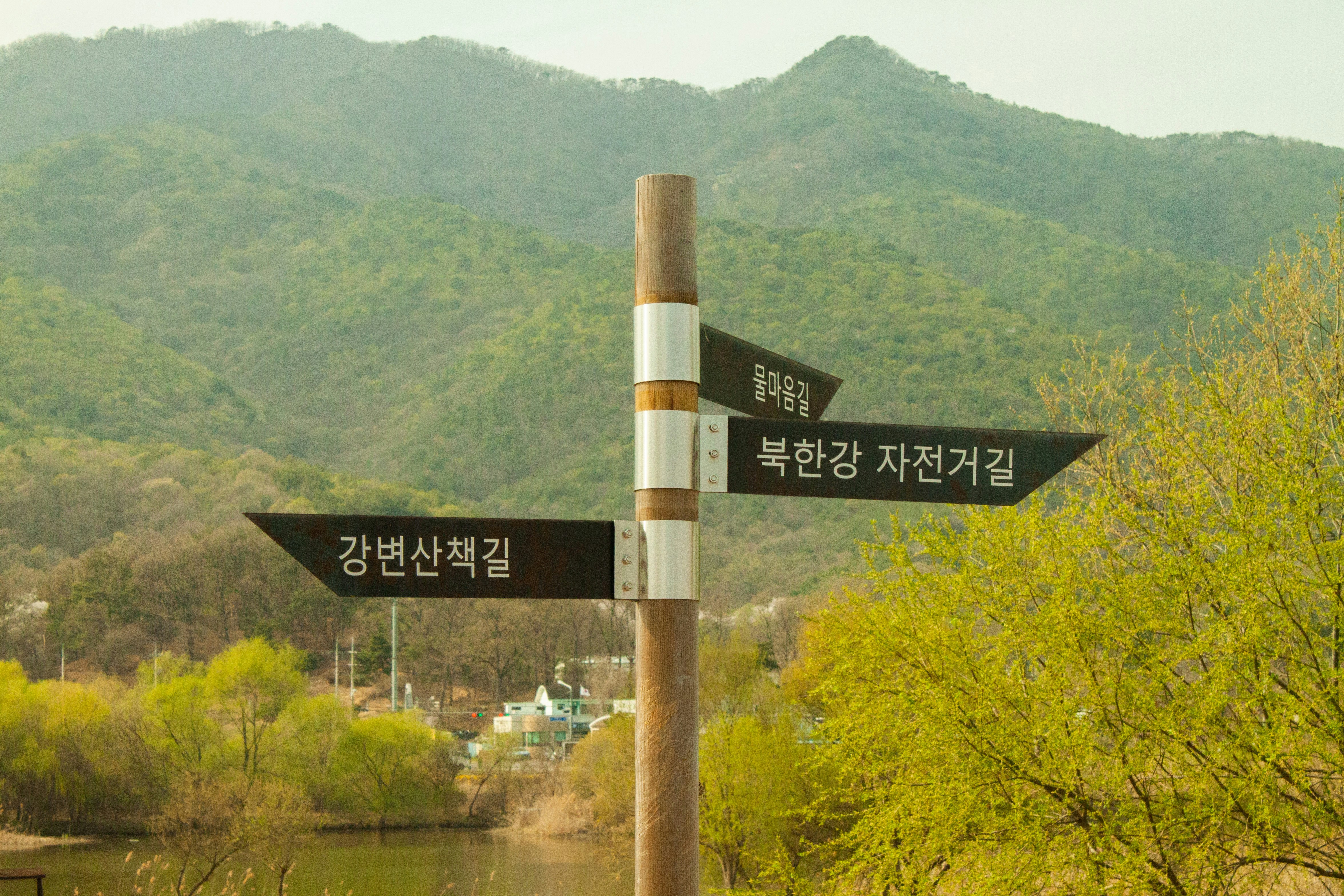 모니터 구매 전 고려해야 할 핵심 요소들을 나타내는 체크리스트 이미지.