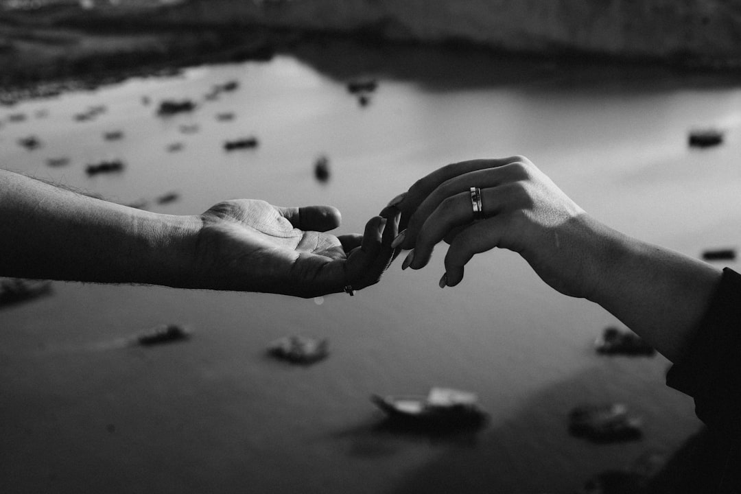 다양한 디자인의 무선 이어폰을 비교하는 모습.