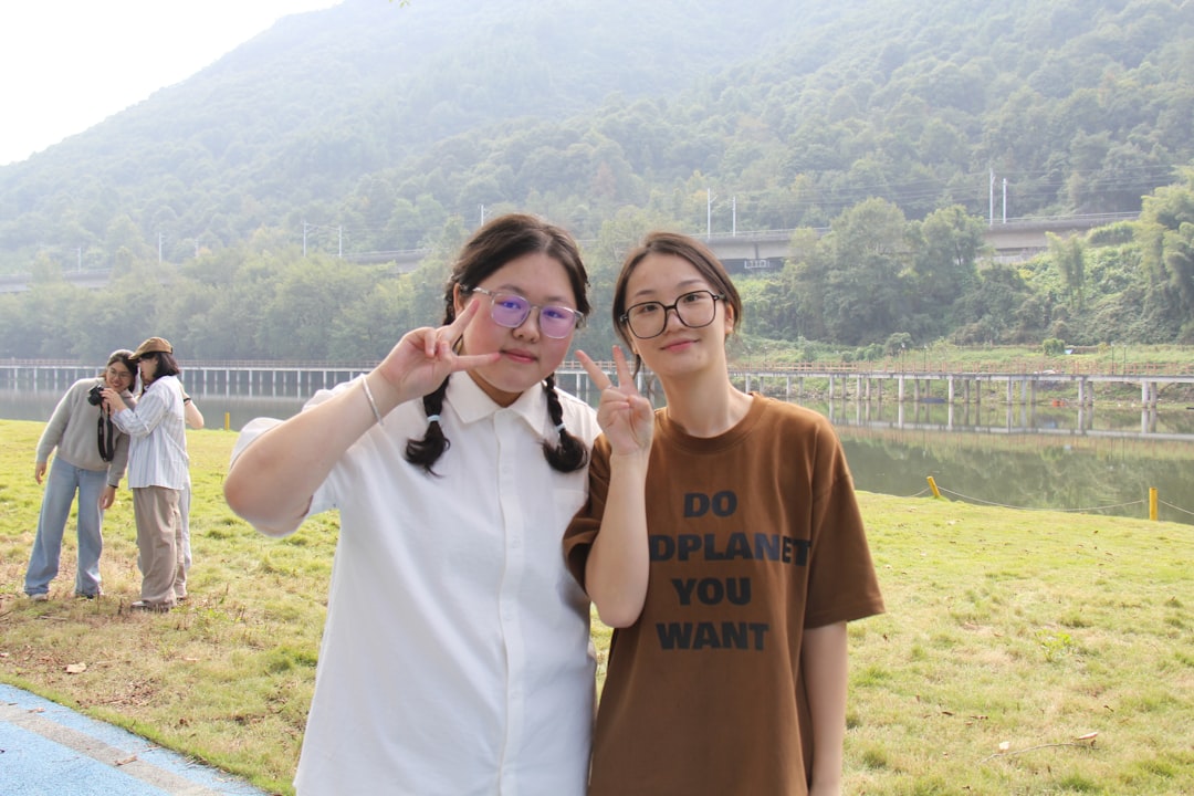 잉크가 채워진 투명한 잉크 탱크가 보이는 무한잉크 잉크젯 복합기의 클로즈업 사진입니다.