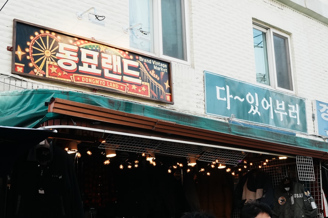 태블릿과 무선으로 연결된 세련된 레이저 복합기가 스마트 오피스 환경에서 작동하는 모습입니다.