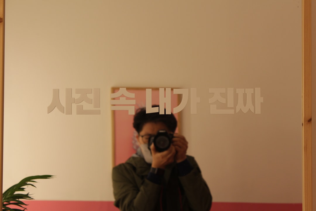 온라인 이미지 압축 도구 사용 화면으로, 원본 이미지와 압축 후 이미지의 용량 변화를 시각적으로 보여줌
