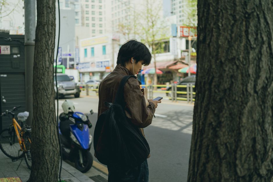스마트폰에서 핫스팟 Wi-Fi 신호가 나와 노트북과 태블릿에 연결되는 모습