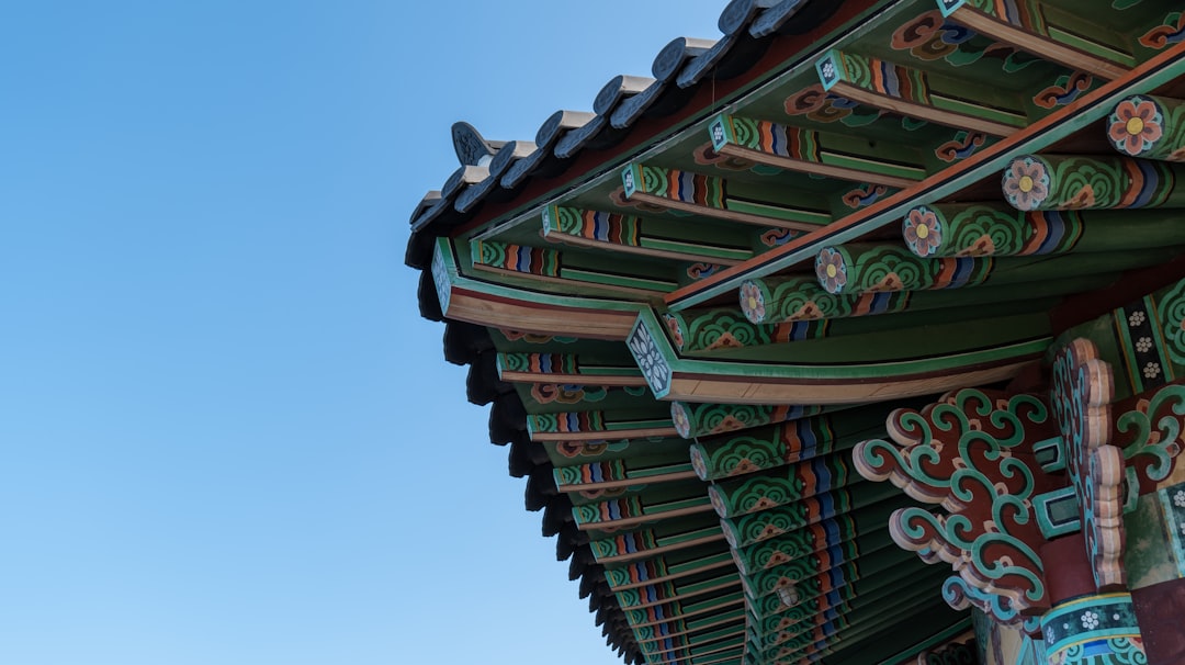 네트워크 보안 강화를 상징하는 공유기와 연결된 스마트 기기들