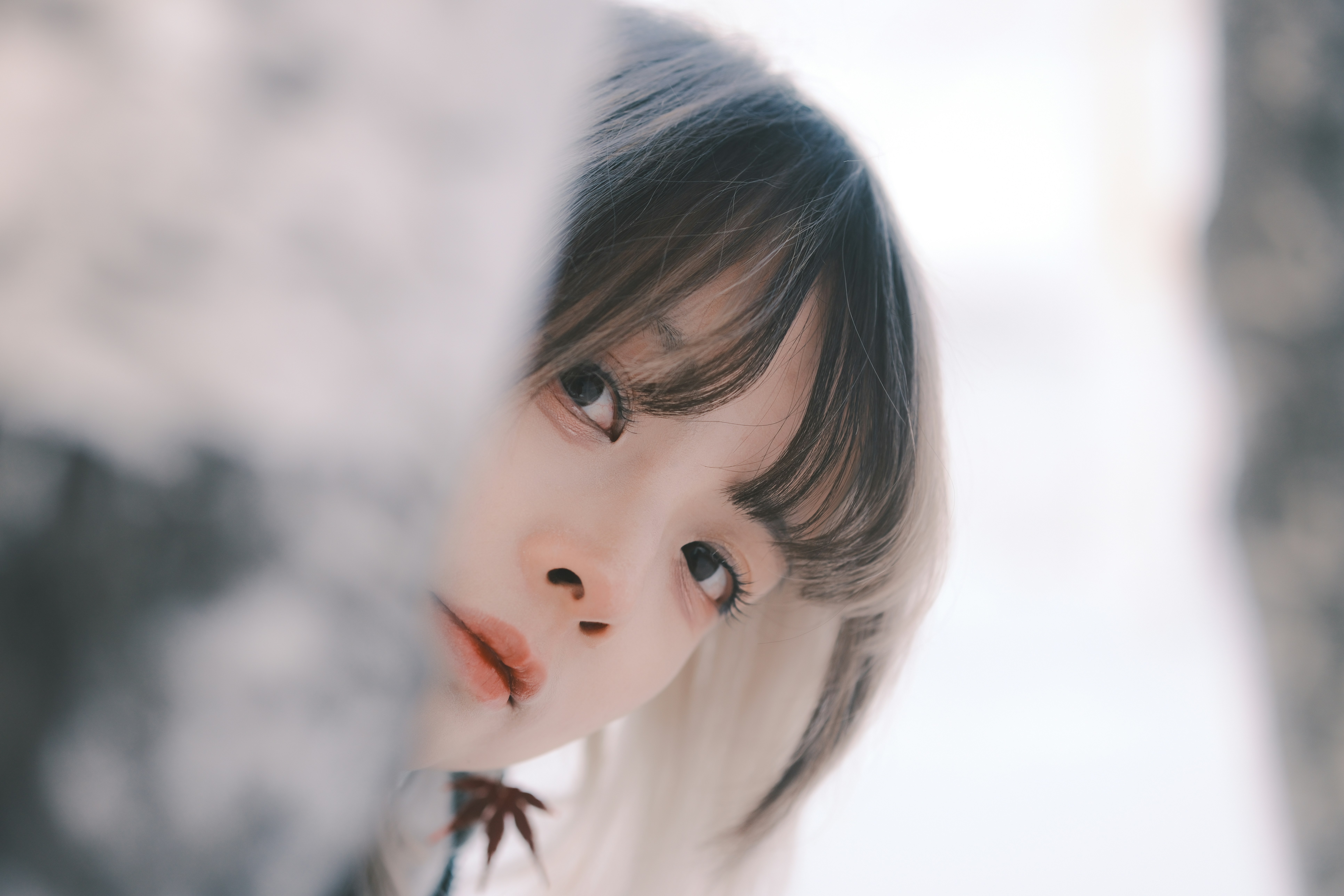 프라이버시 셔터가 닫혀 있는 최신 웹캠의 클로즈업. 보안과 디자인을 강조한 이미지