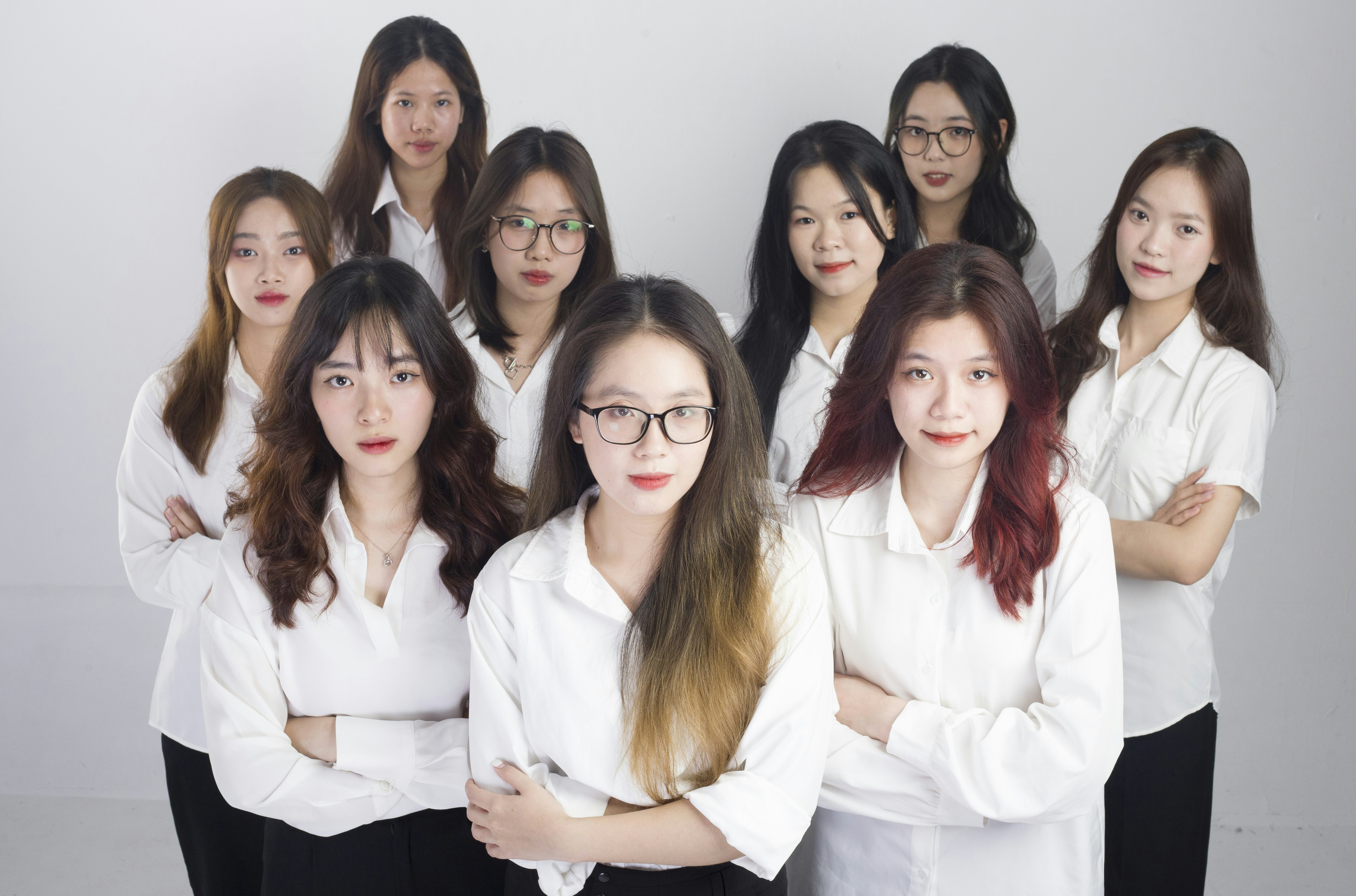 AI 기능이 적용된 화상회의 장면. 여러 참가자들이 효율적으로 소통하며 회의에 집중하는 모습