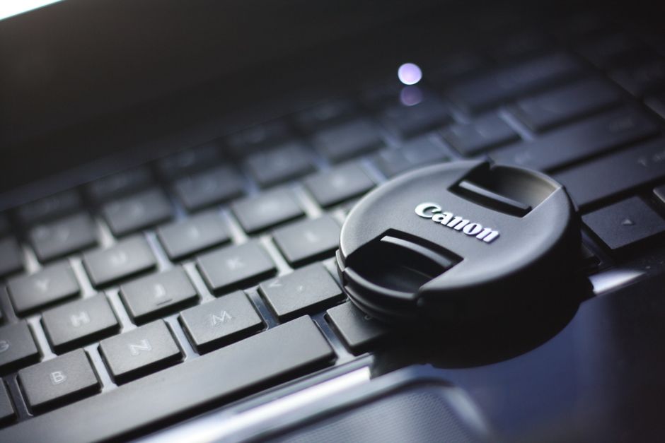 BIOS/UEFI 부팅 메뉴에서 USB 드라이브를 첫 번째 부팅 장치로 설정하는 화면