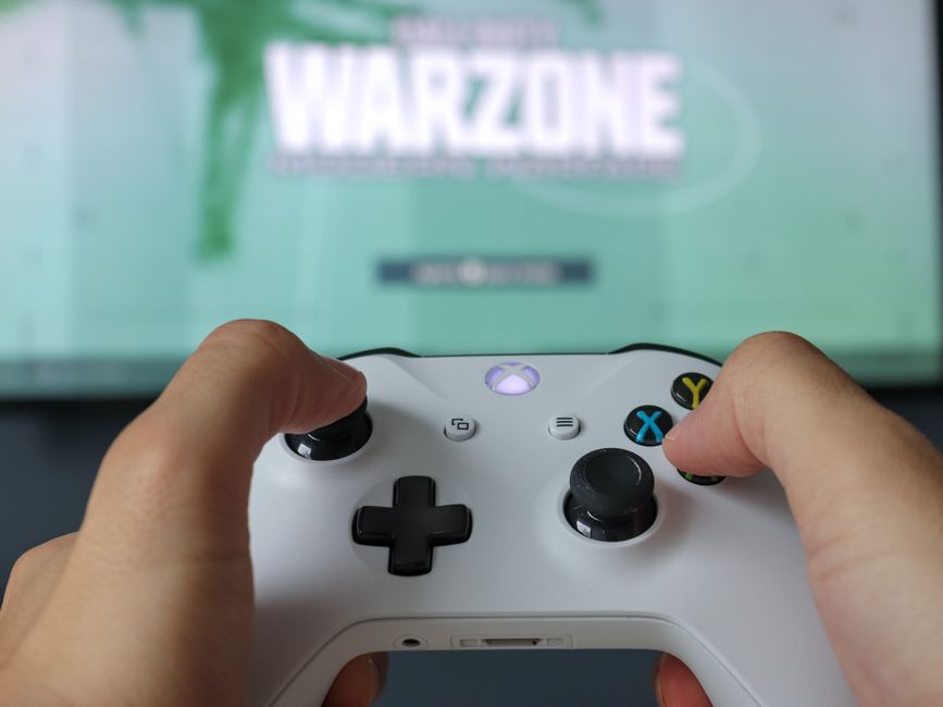 게임 플레이를 Xbox Game Bar로 녹화하는 모습, 컨트롤 오버레이가 보입니다.