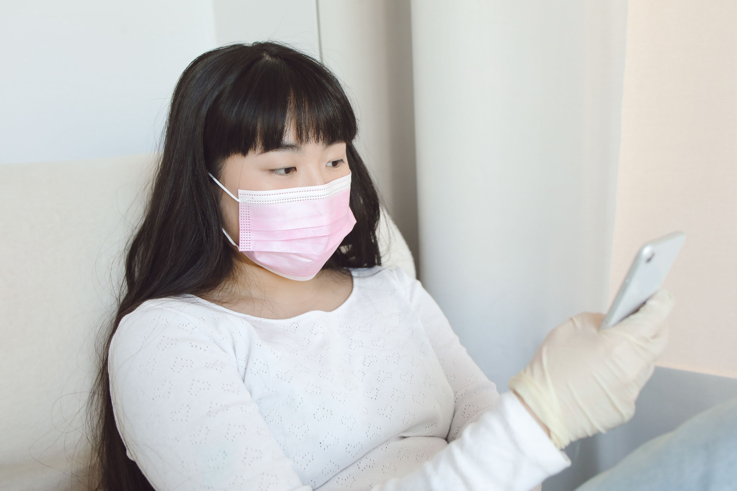 모바일 기기에서 광고 없이 유튜브 영상을 즐기는 모습