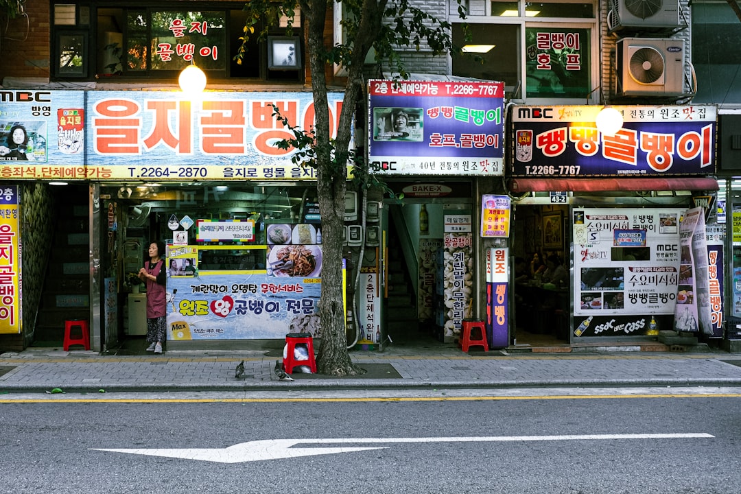 크기별 유심칩과 유심 커터기 모습