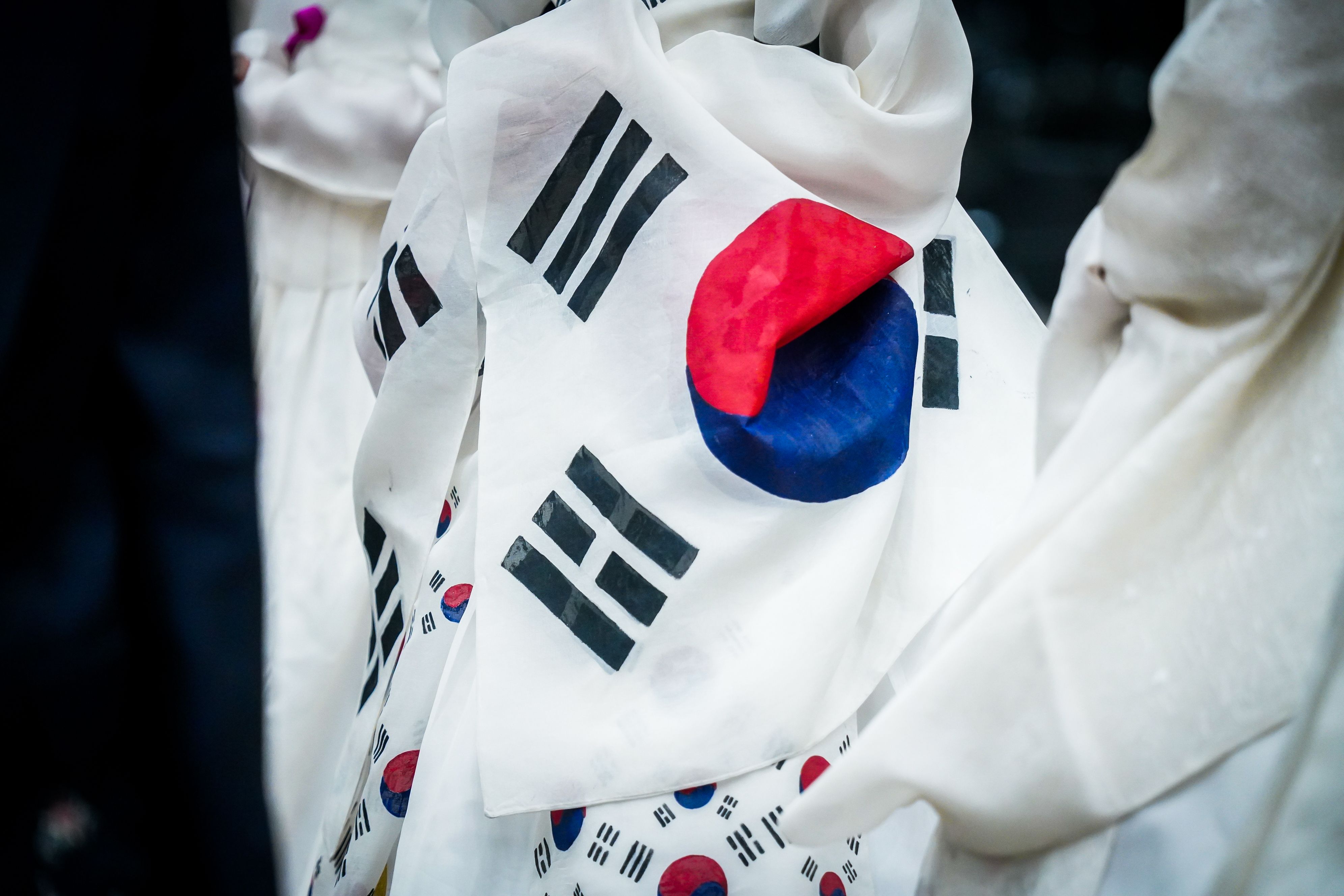 컬러 전자잉크 리더기 화면에 다채로운 만화책 페이지가 표시되고 있는 모습. 손가락으로 화면을 가리키고 있습니다.