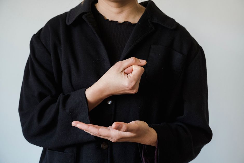 민팃과 같은 무인 중고폰 매입기에서 스마트폰을 판매하며 데이터를 삭제하는 과정.
