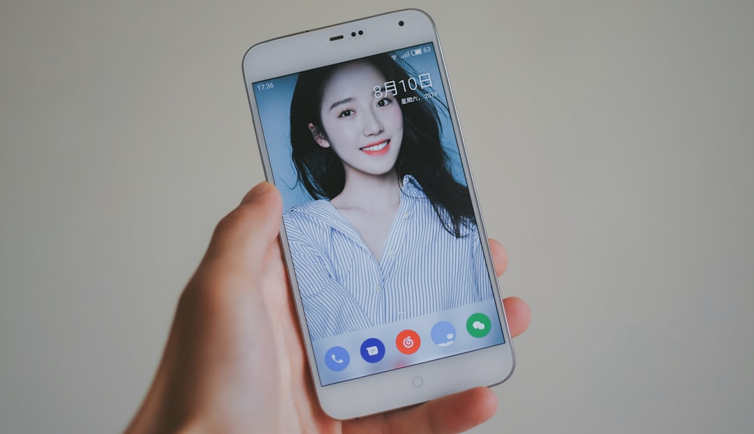 카카오맵 화면에 실시간 버스 이동 경로가 표시된 모습. 버스 정류장에서 기다리는 승객들이 앱 정보를 확인하는 장면을 통해 초정밀 버스 기능의 유용성을 보여줍니다.