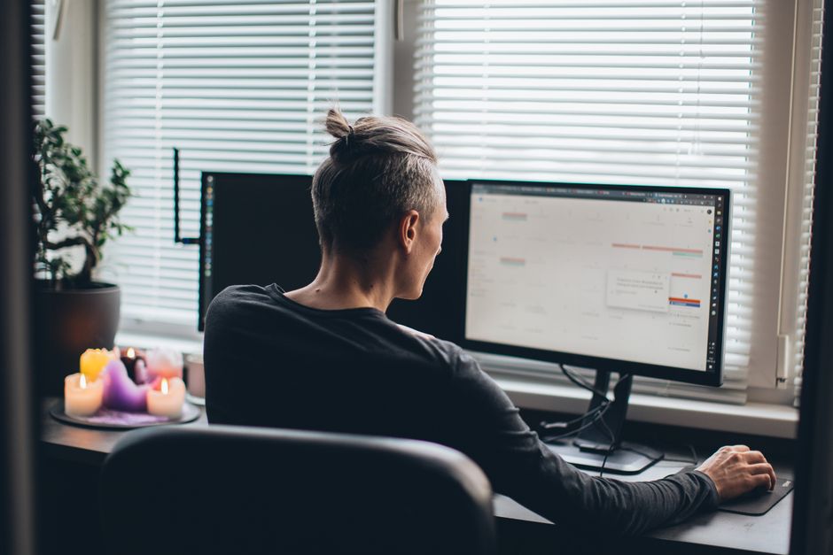 Session Buddy와 Todoist 같은 생산성 크롬 확장 프로그램을 사용하여 여러 브라우저 탭과 작업을 효율적으로 관리하는 사용자 모습