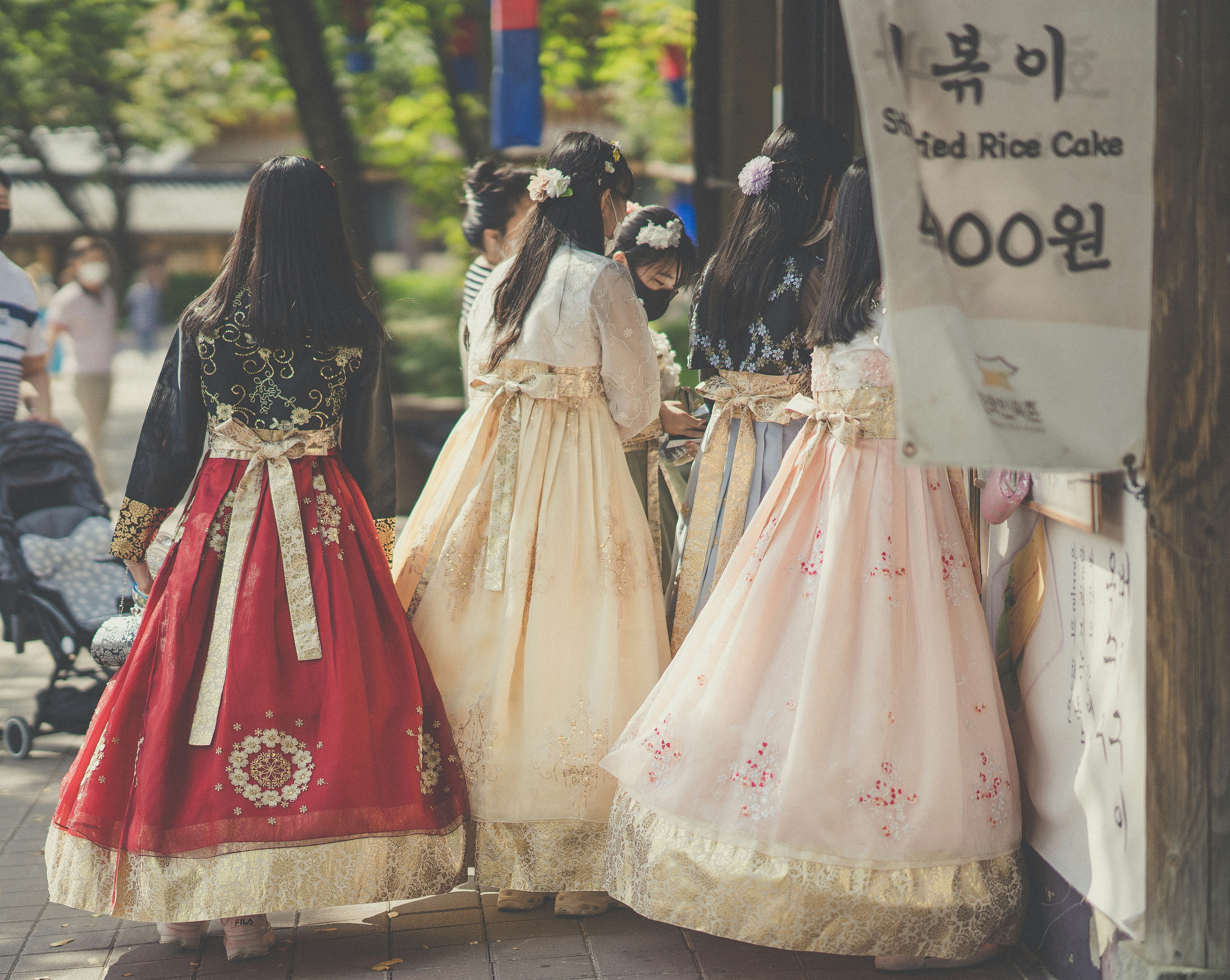 다양한 폴더폰 모델을 웹사이트에서 비교하는 모습, 현명한 선택을 위한 탐색을 강조합니다.