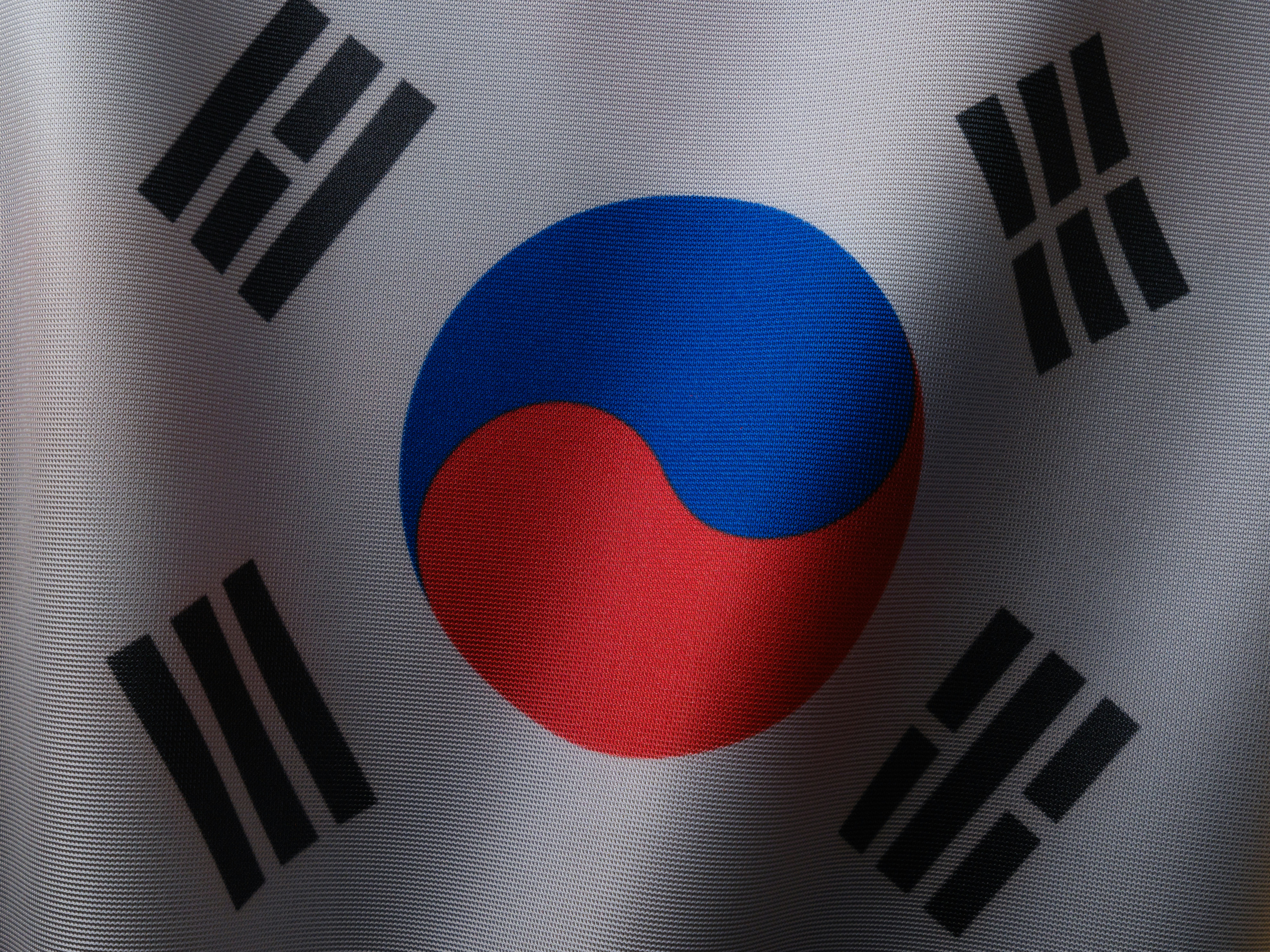 알뜰폰 통신사 로고들이 화면에 표시되어 있으며, 경제적인 요금제 선택을 시사합니다.