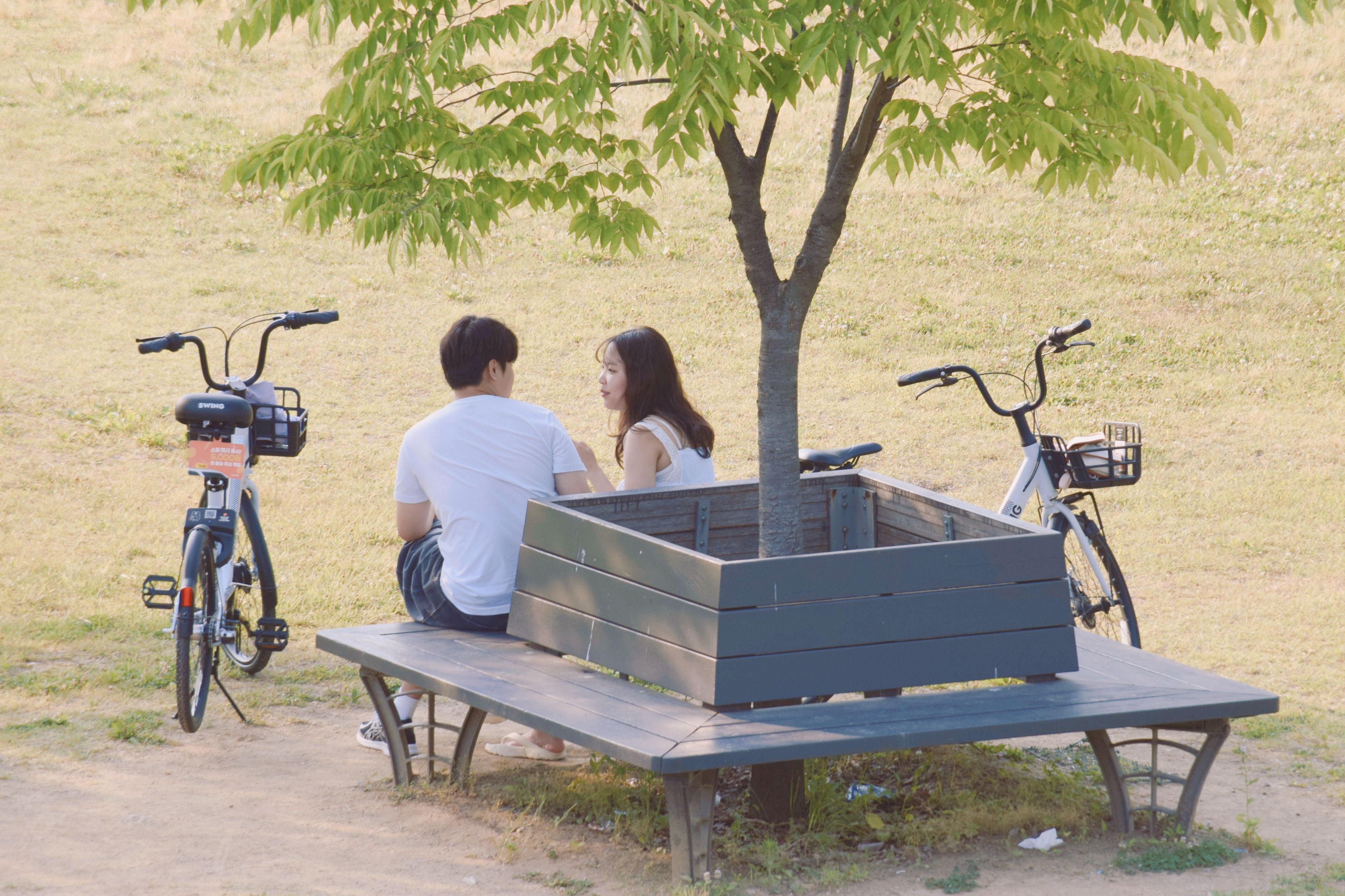 초단초점 프로젝터로 거실 벽에 투사된 영화를 감상하는 모습.