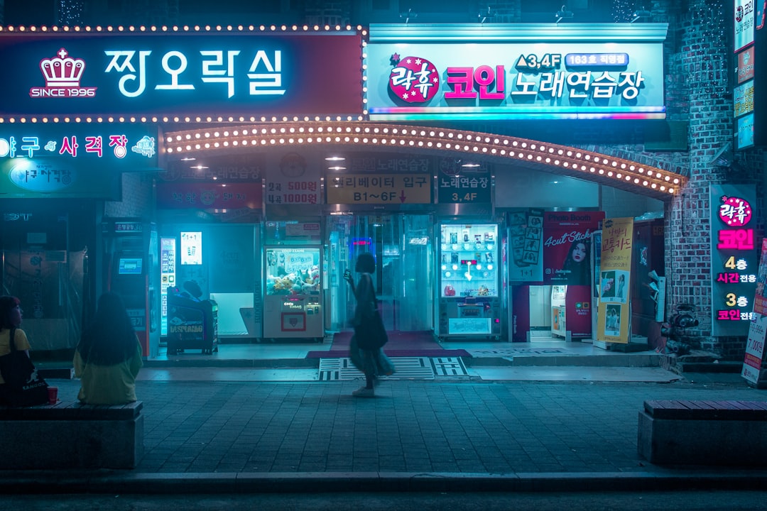 다양한 AI 이미지 생성 툴과 창의적인 가능성을 보여주는 여러 스타일의 디지털 아트가 융합된 모습