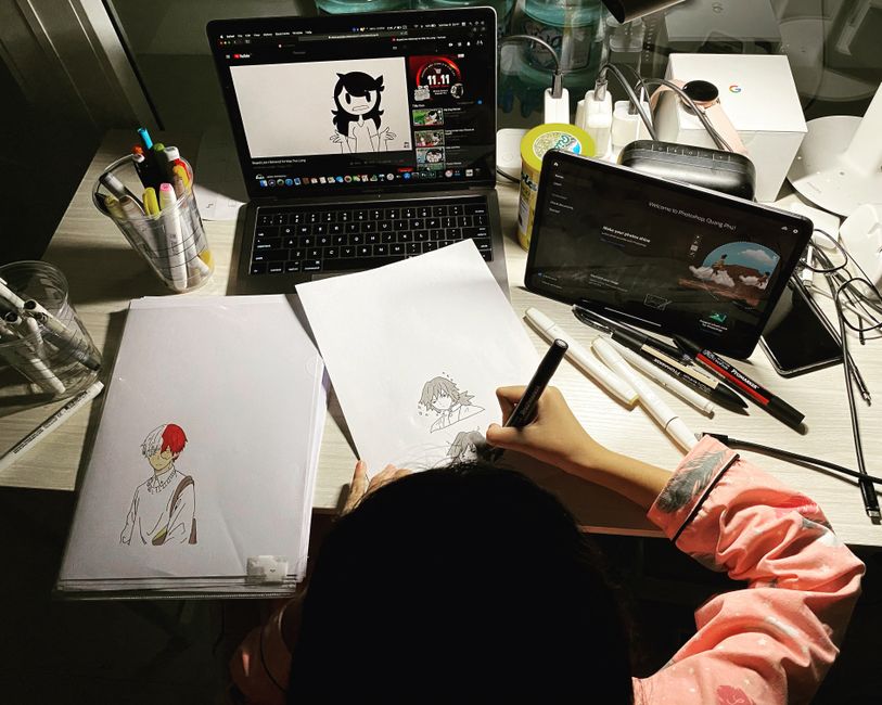 포트가 부족한 노트북에 USB 허브를 연결하여 외장하드, 모니터, 마우스 등 여러 기기를 확장하는 편리함을 보여주는 일러스트. 기술 친화적인 디자인입니다.